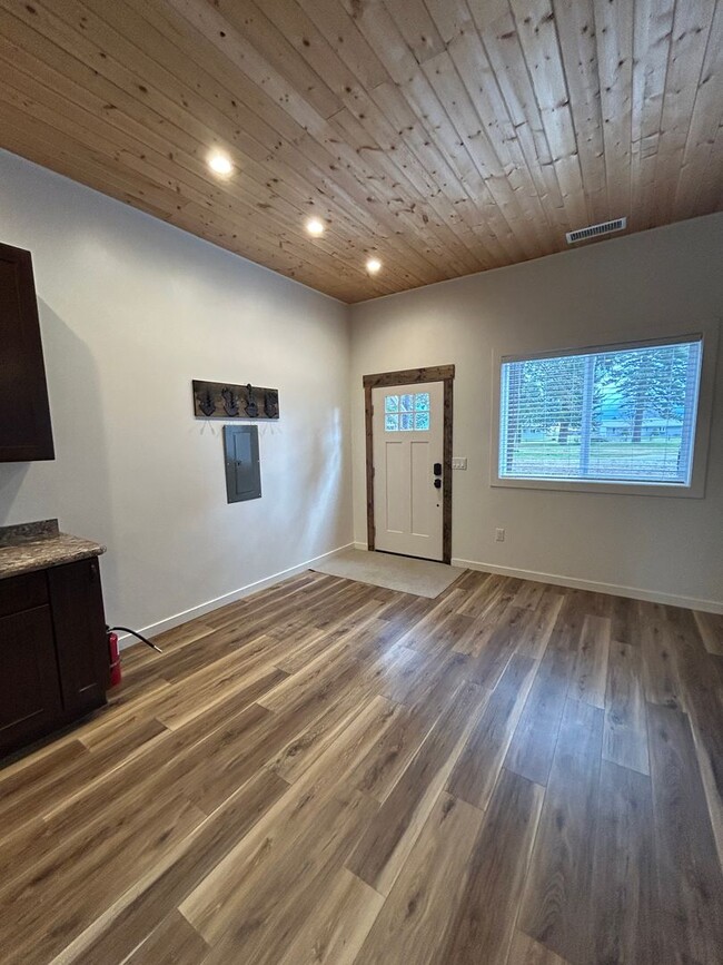 Foto del edificio - New home with a country feel- vaulted ceil...