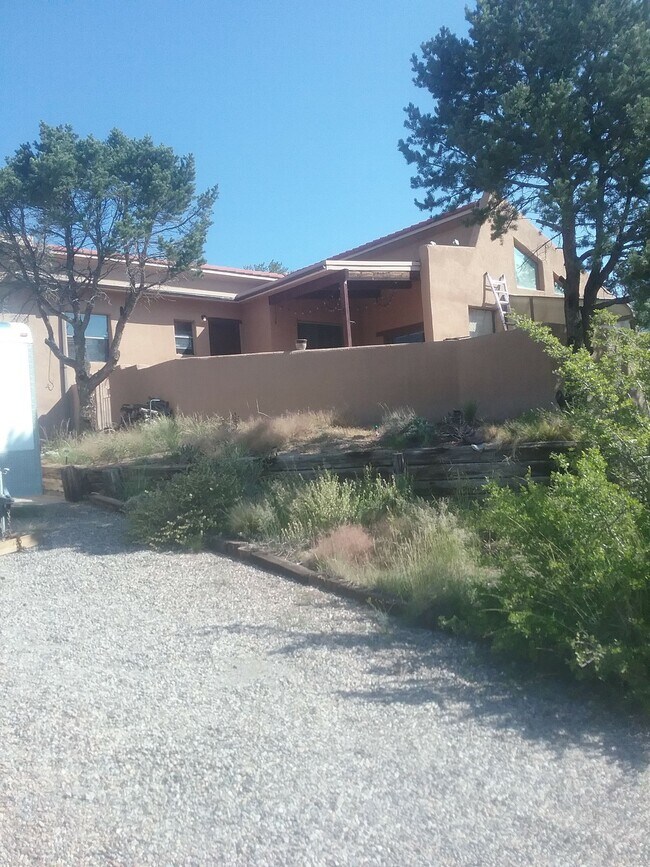 Foto del edificio - 1212 Marigold Dr NE