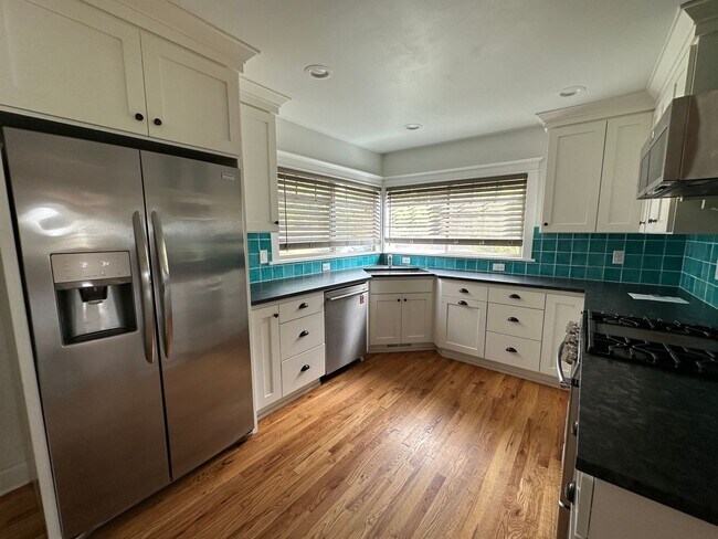Building Photo - 11035 SW Center Street ~ Outstanding Home ...
