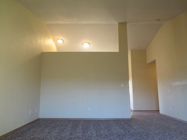 Building Photo - Three Bedroom in North Salem