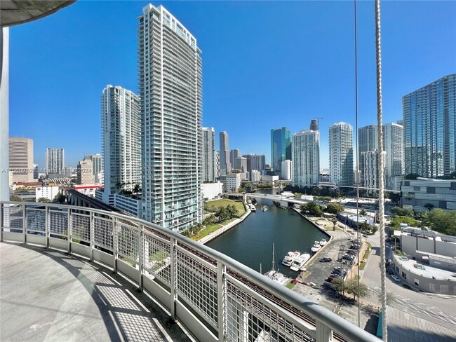 Foto del edificio - 690 SW 1st Ct