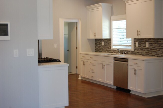 Building Photo - Newly Remodeled 2BR/2BA House in Hillcrest...