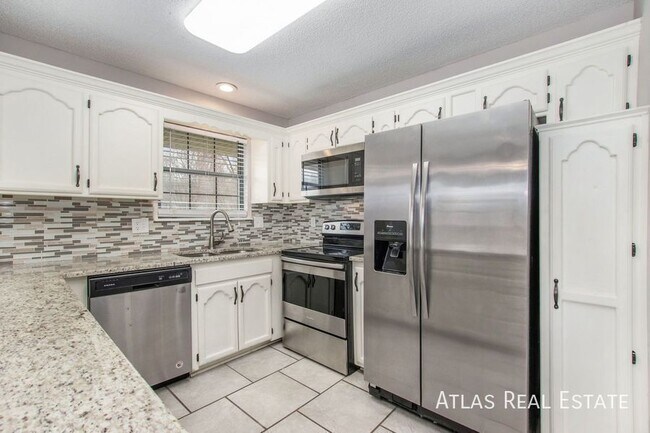 Building Photo - Rare Lee's Summit home available! Soaring ...
