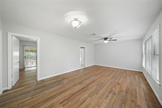 Foto del edificio - 6730 E Bayou Dr