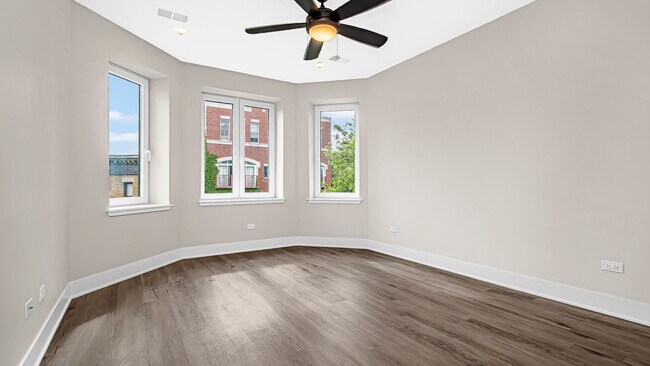 Building Photo - 938 W Cornelia Ave
