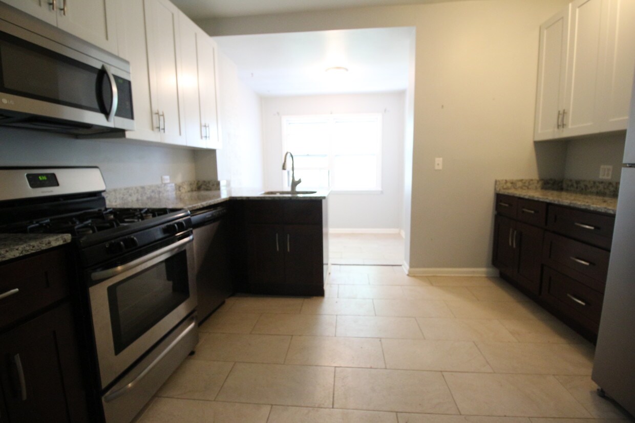 Foto principal - 3217 W Balmoral Ave