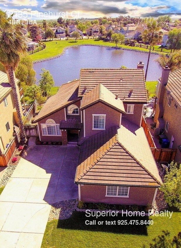 Primary Photo - Large golf course view home
