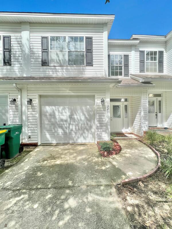 Primary Photo - 221 Evans St