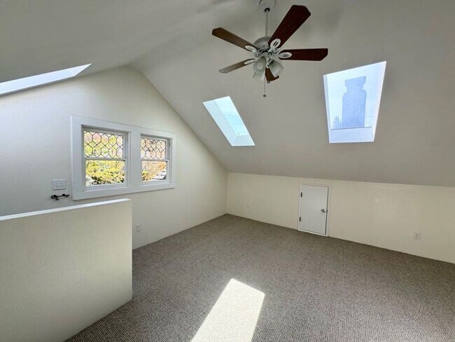 Foto del edificio - Spacious 2 Bed, 1 Bath Charming 2nd Floor ...