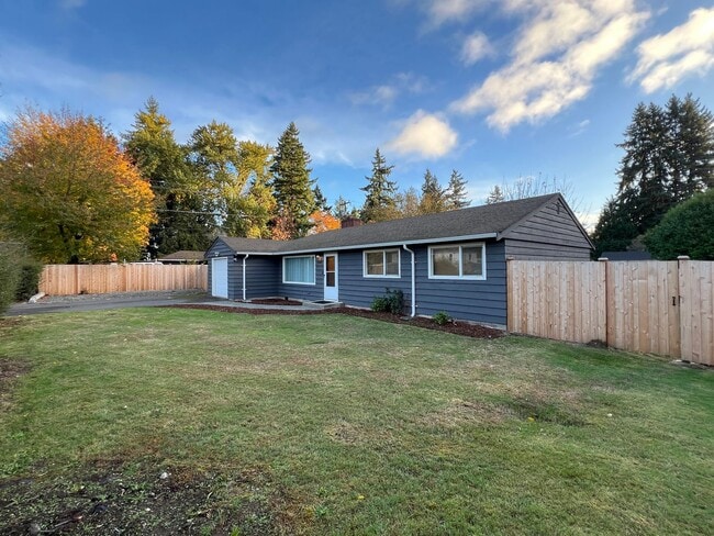 Building Photo - North Burien Rambler home - 3 bedrooms and...