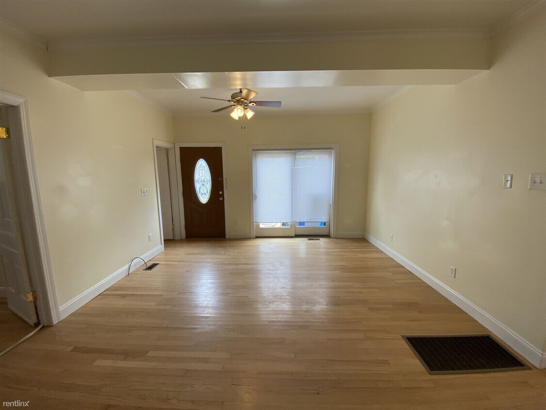 Primary Photo - 4 br, 2 bath House - 214 N 1st St # 1 #1