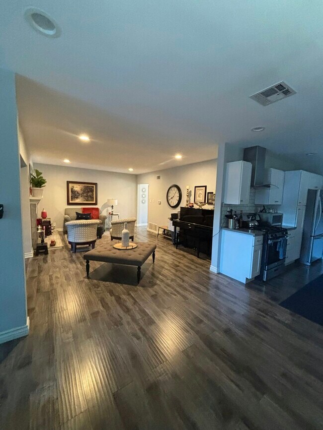 Foto del edificio - 16047 Tupper St