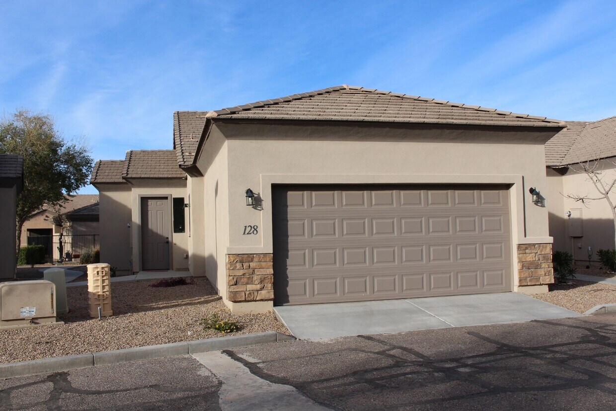 Single Story 55+ Gated Community Townhome House Rental in Casa Grande