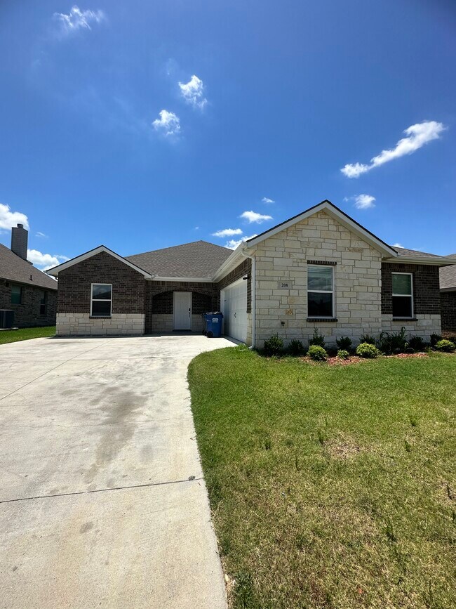 Building Photo - 208 Stefani Dr