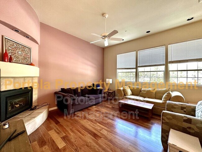 Building Photo - 360 Carrera Cir