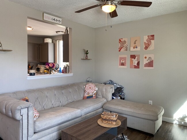 Building Photo - 3 Bed 2 Bath Split level Home w/ Fenced Ya...