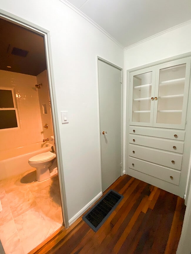 Building Photo - 205 Hickory Ave