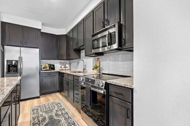 Cocinas renovadas con gabinetes estilo shaker actualizados con elegantes herrajes negros. - The Battery on Blake Street