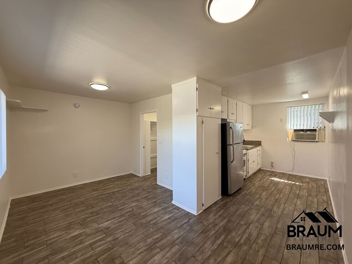 Foto principal - 15634 Leadwell St