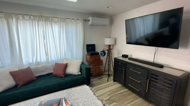 Foto del edificio - 2674 E Washington St