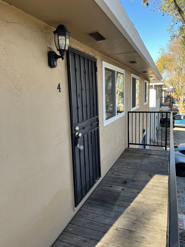 Building Photo - Updated Upstairs Condo Near Oakridge Mall with Parking & Central A/C!