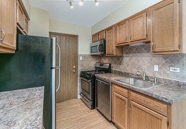 Building Photo - 10540 Ridgeland Ave