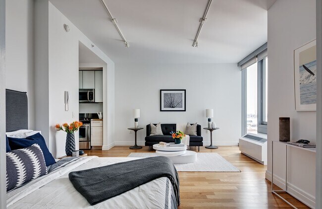 Building Photo - 550 W 54th St