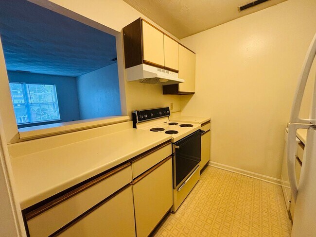 Building Photo - 2 Bedroom, 1 Bath