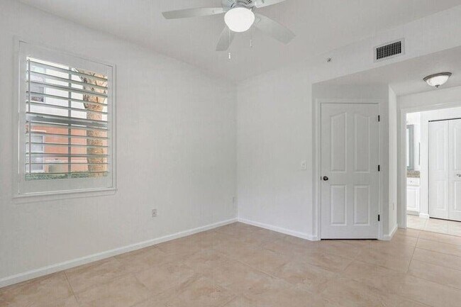 Foto del edificio - 7101 Myrtlewood Cir W