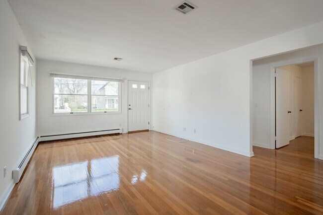Building Photo - 157 Rumson Rd