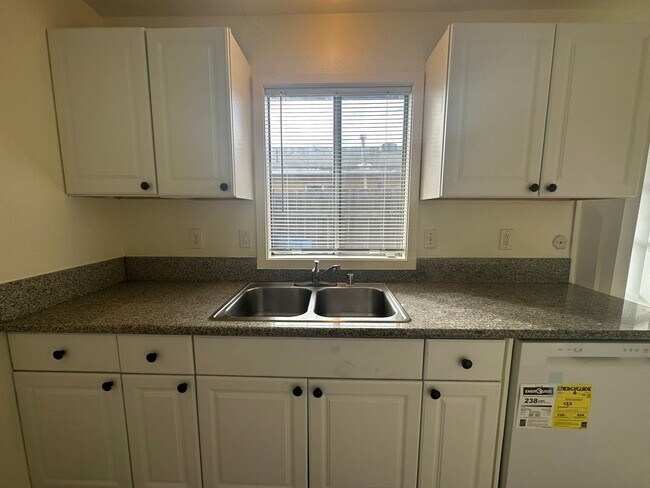 Foto del edificio - 929 Roselawn Ave #A, Modesto