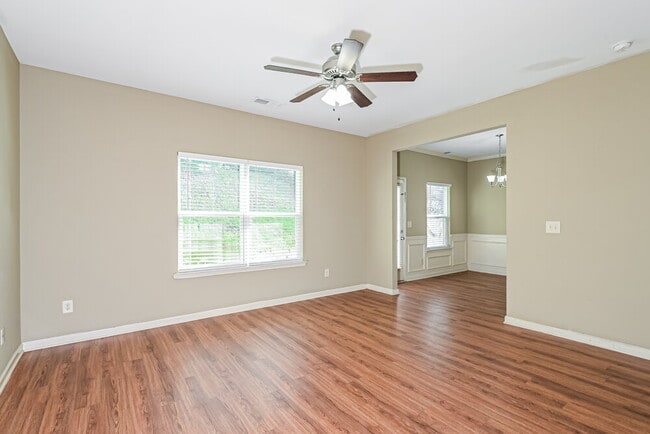 Foto del edificio - 124 Hill Crest Cir