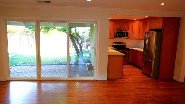 Building Photo - UPDATED THREE BED / TWO BATH MARINWOOD HOM...