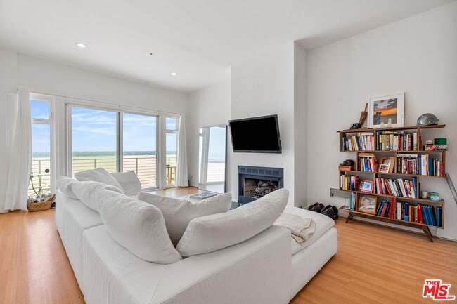 Building Photo - 4403 Ocean Front Walk