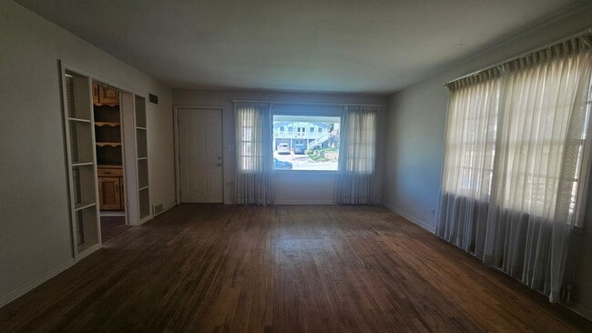 Building Photo - Mid Century 3 Bedroom