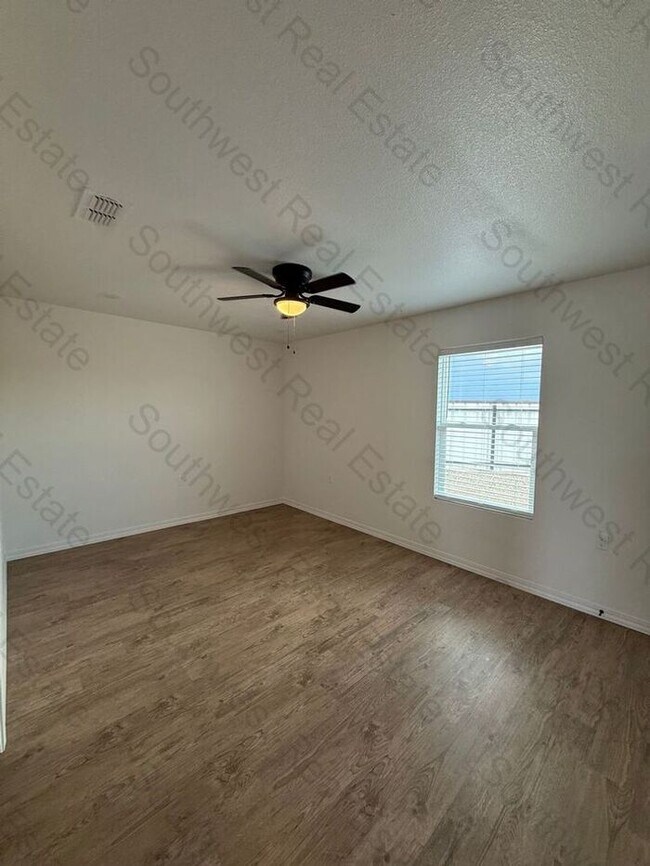 Building Photo - New Spacious 2 bedroom 2 bath Duplex.