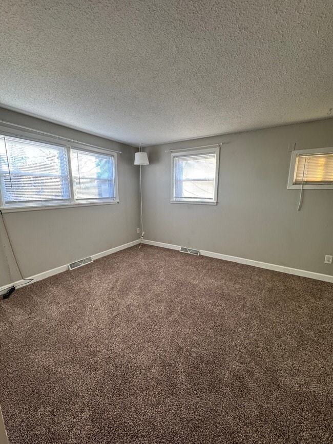 Building Photo - 930 Pius Ln