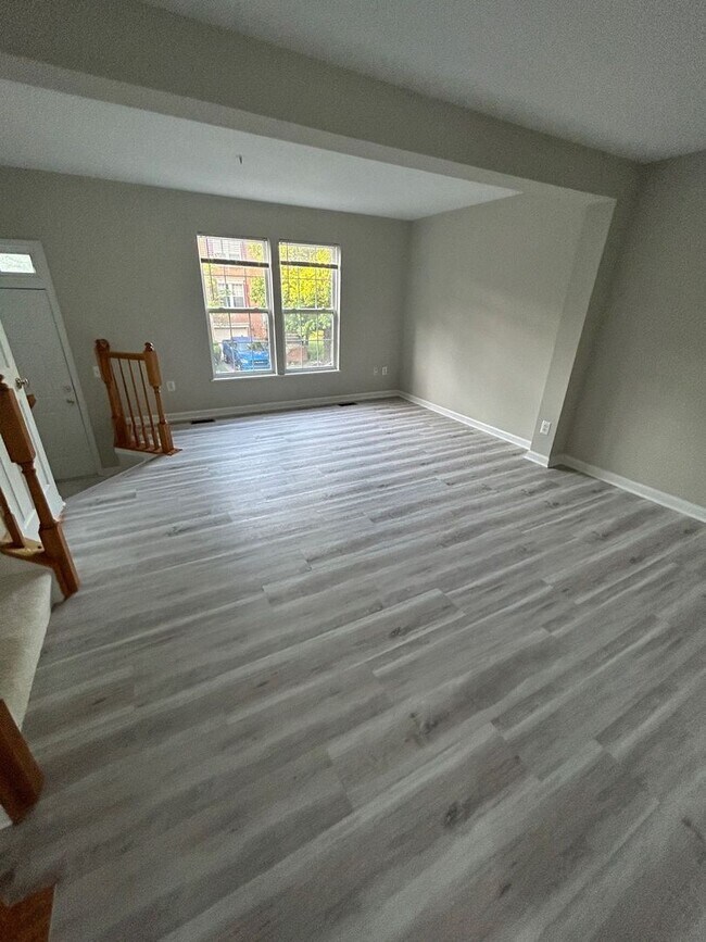 Foto del edificio - 3 BED + 3 Bath - Brick front townhome in P...
