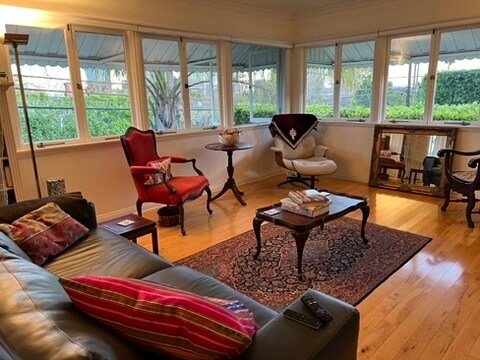 livingroom. wrap around windows - 1258 1/2 Devon Ave