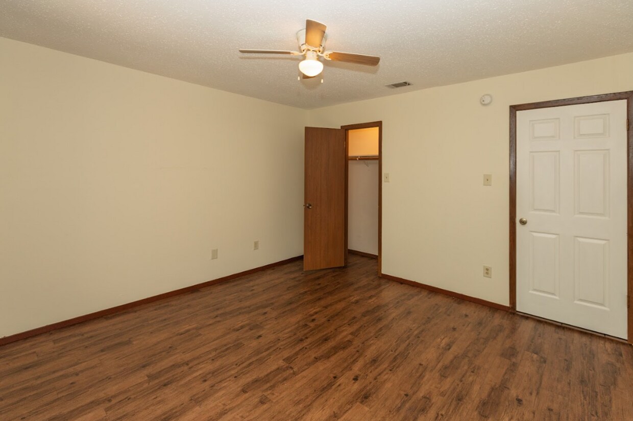 Building Photo - Oakview Condos