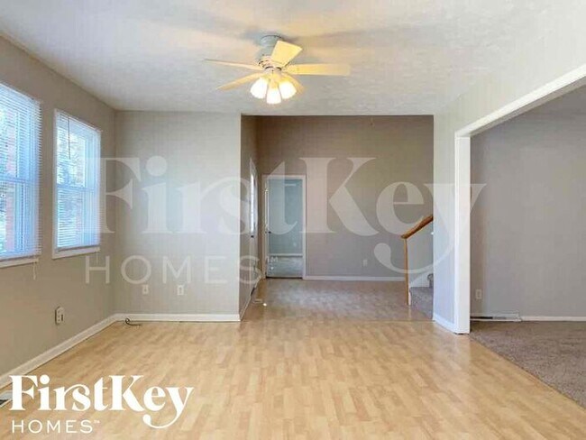 Building Photo - 615 Oak Dr