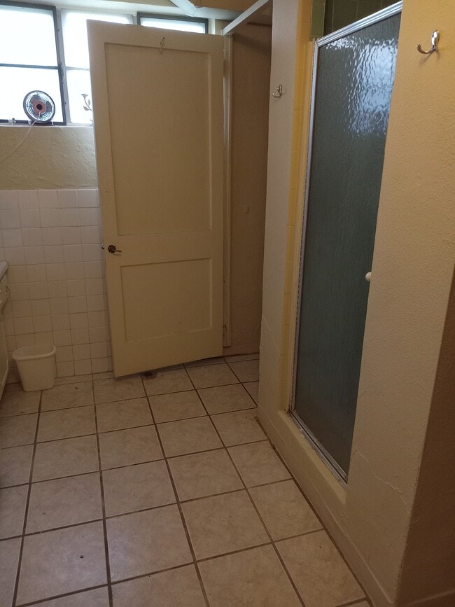 Bath - 911 Windsor Ave