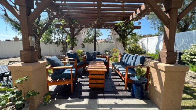 Building Photo - Spacious 4 Bed 3 Bath Home with Loft in Fo...