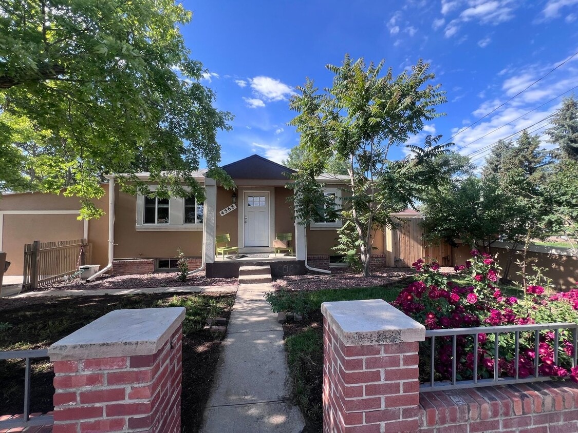 Primary Photo - Charming 1BR Townhome in Denver