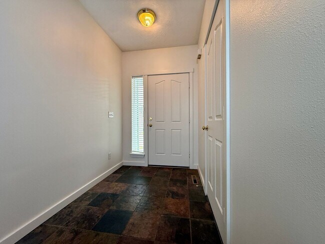 Foto del edificio - SCHEDULE A TOUR TO VIEW THIS VERY SPACIOUS HOME IN REDMOND!!