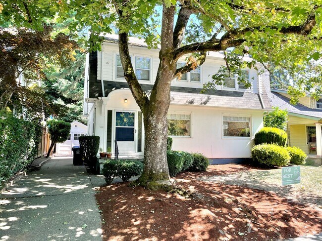 Foto del edificio - Grant Park 3-Story with Hardwoods, Huge Deck, Detached Garage, and Tons of Character