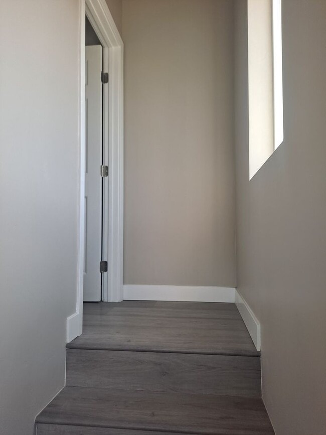 Foto del edificio - upstairs studio lots of natural lite