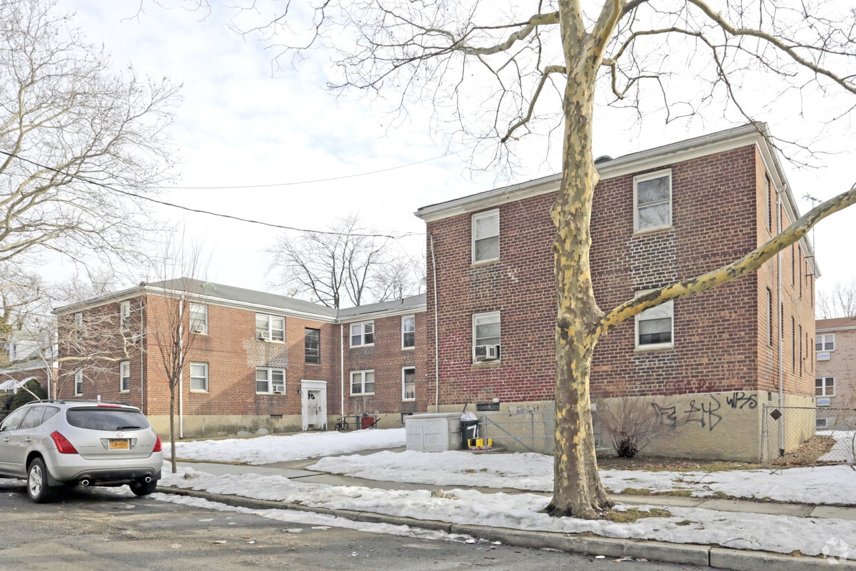 Building Photo - 76-15 160th St
