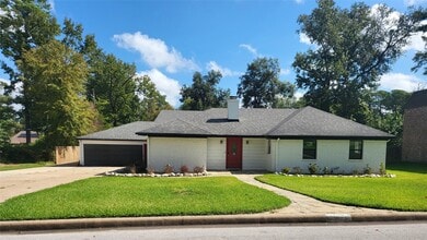 Building Photo - 233 Royal Oaks