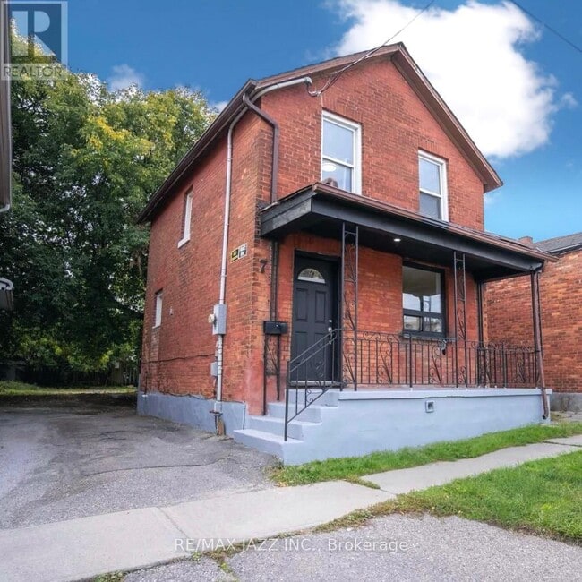 Building Photo - 7 Maple St